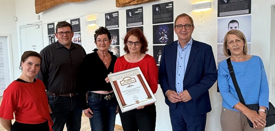Markus Bauer, président du conseil régional (2e à partir de la droite), Bianca Görke, présidente de l'association de soutien au théâtre (3e à partir de la droite) et Stephan Czuratis, directeur du théâtre (2e à partir de la gauche), en compagnie d'autres personnalités de premier plan, lors de leur visite à Staßfurt Markus Bauer, président du conseil régional (2e à partir de la droite), Bianca Görke, présidente de l'association de soutien au théâtre (3e à partir de la droite) et Stephan Czuratis, directeur du théâtre (2e à partir de la gauche), en compagnie d'autres personnalités de premier plan, lors de leur visite à Staßfurt