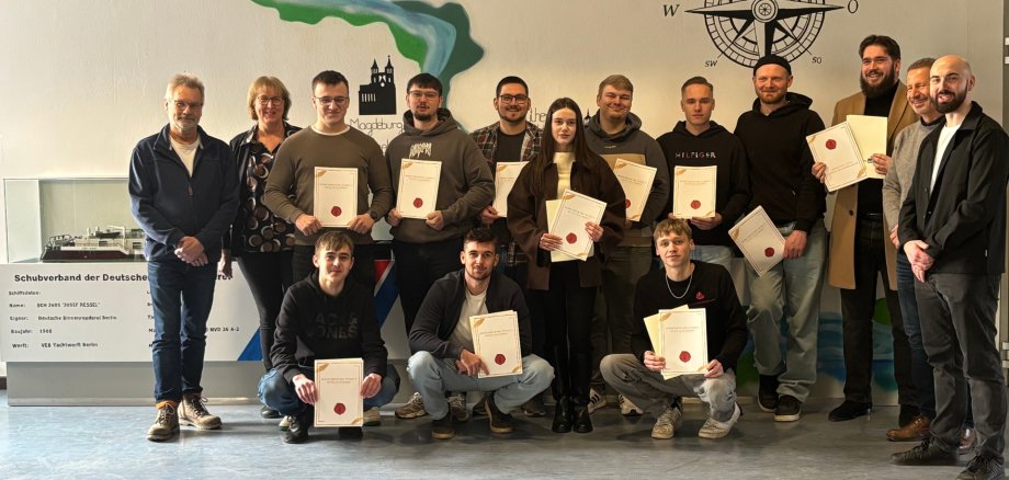 Elf junge Kapitäne und eine Kapitänin der Binnenschifffahrt erhielten ihre Urkunden von Bildungsgang-Teamleiter Volker Jödicke und Klassenlehrer Philipp Höhle (auf dem Bild v. r.) sowie Ausbildungsleiter Jörg Krumm und Schulleiterin Astrid Mann (v. l.). Elf junge Kapitäne und eine Kapitänin der Binnenschifffahrt erhielten ihre Urkunden von Bildungsgang-Teamleiter Volker Jödicke und Klassenlehrer Philipp Höhle (auf dem Bild v. r.) sowie Ausbildungsleiter Jörg Krumm und Schulleiterin Astrid Mann (v. l.).