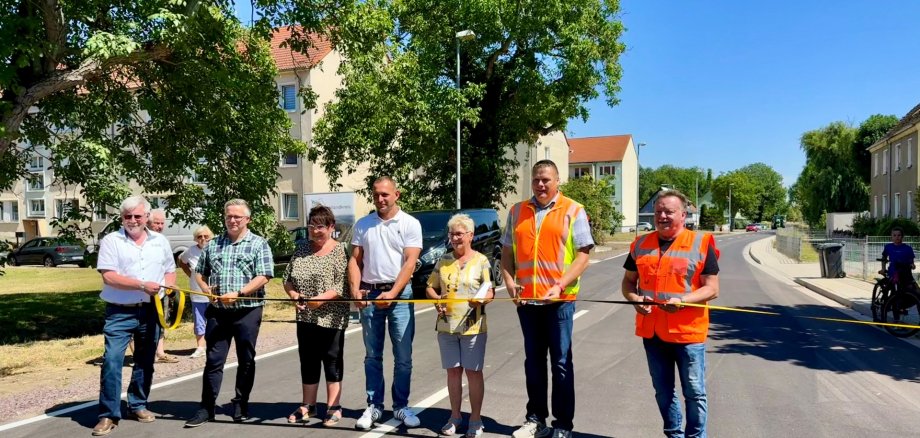 Sur la photo prise lors de l'inauguration officielle par le Salzlandkreis (de gauche à droite) : Joannes Lübbers, Frank Stehning (ville de Hecklingen), Ethel-Maria Muschalle-Höllbach, Christian Rachow (STRABAG), Ilona Klamm (résidente), Marcus Hupel (KWB) et Tilo Wechselberger. Sur la photo prise lors de l'inauguration officielle par le Salzlandkreis (de gauche à droite) : Joannes Lübbers, Frank Stehning (ville de Hecklingen), Ethel-Maria Muschalle-Höllbach, Christian Rachow (STRABAG), Ilona Klamm (résidente), Marcus Hupel (KWB) et Tilo Wechselberger.