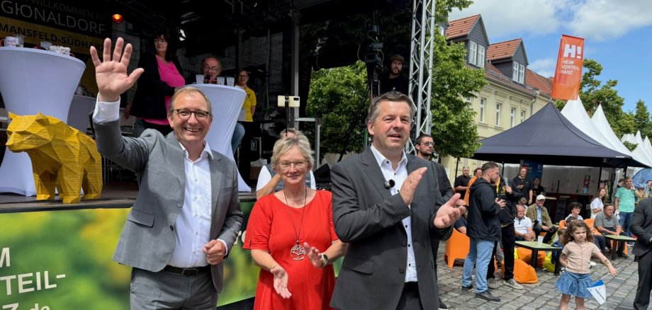 De gauche à droite : Markus Bauer, Landrat, Dr. Silvia Ristow, maire de Bernburg et Sven Schulze, ministre-président de Saxe-Anhalt. De gauche à droite : Markus Bauer, Landrat, Dr. Silvia Ristow, maire de Bernburg et Sven Schulze, ministre-président de Saxe-Anhalt.