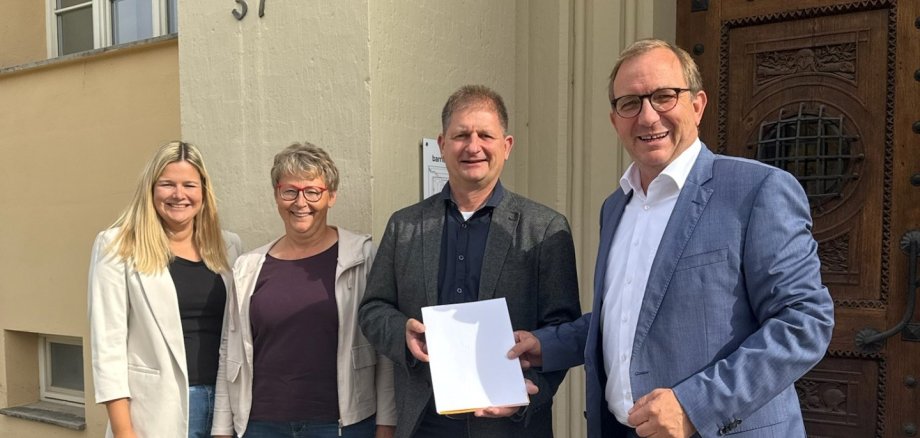 De droite à gauche : Markus Bauer, président du conseil général, lors d'une réunion d'information conjointe avec Marco Schmoldt, maire de Bördeland, ainsi qu'Evelin Wolter et Luisa Brune, collaboratrices du service spécialisé chargé du développement du district, du développement économique et du tourisme