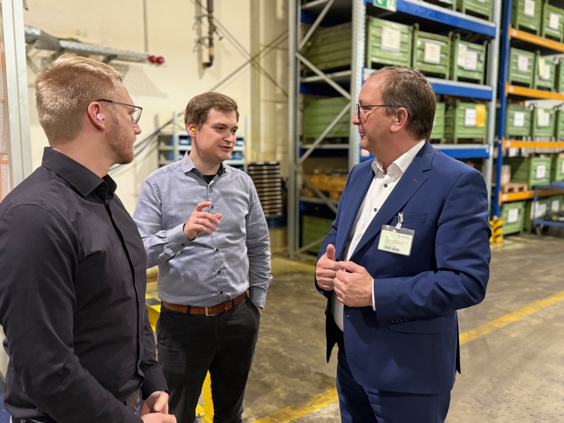 Landrat Markus Bauer (r.) im Gespräch mit Thorsten Schneider (Mitte) von der Geschäftsleitung des Werkes in Brumby.