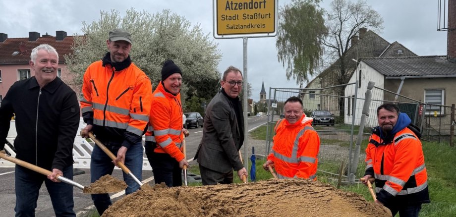Le Landrat Markus Bauer (3e à partir de la droite) et le chef de service Tilo Wechselberger (2e à partir de la droite), le maire d'Atzendorf Peter Rotter (à gauche sur la photo), ainsi que des représentants de la société Jaeger Spezial- und Tiefbau GmbH + Co. KG de Bernburg, chargée de la réalisation des travaux, ont donné le premier coup de pioche officiel sur la K 1302.