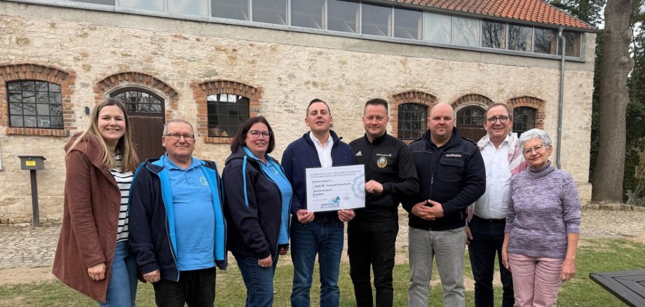 La photo montre le maire Ronny Küster (4e à partir de la gauche) et le président du conseil général Markus Bauer (2e à partir de la droite) lors de la remise du chèque. La photo montre le maire Ronny Küster (4e à partir de la gauche) et le président du conseil général Markus Bauer (2e à partir de la droite) lors de la remise du chèque.