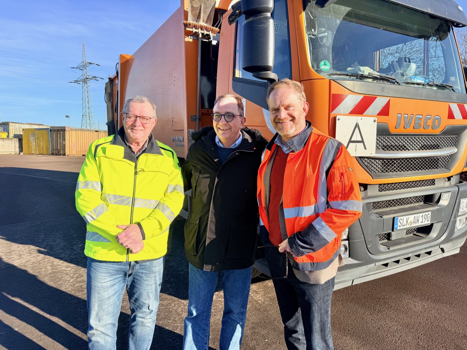 Ralf Felgenträger (à g.) et Dirk Trappe (à d.), l'ancien et le nouveau directeur des opérations de KWB, avec le Landrat Markus Bauer.