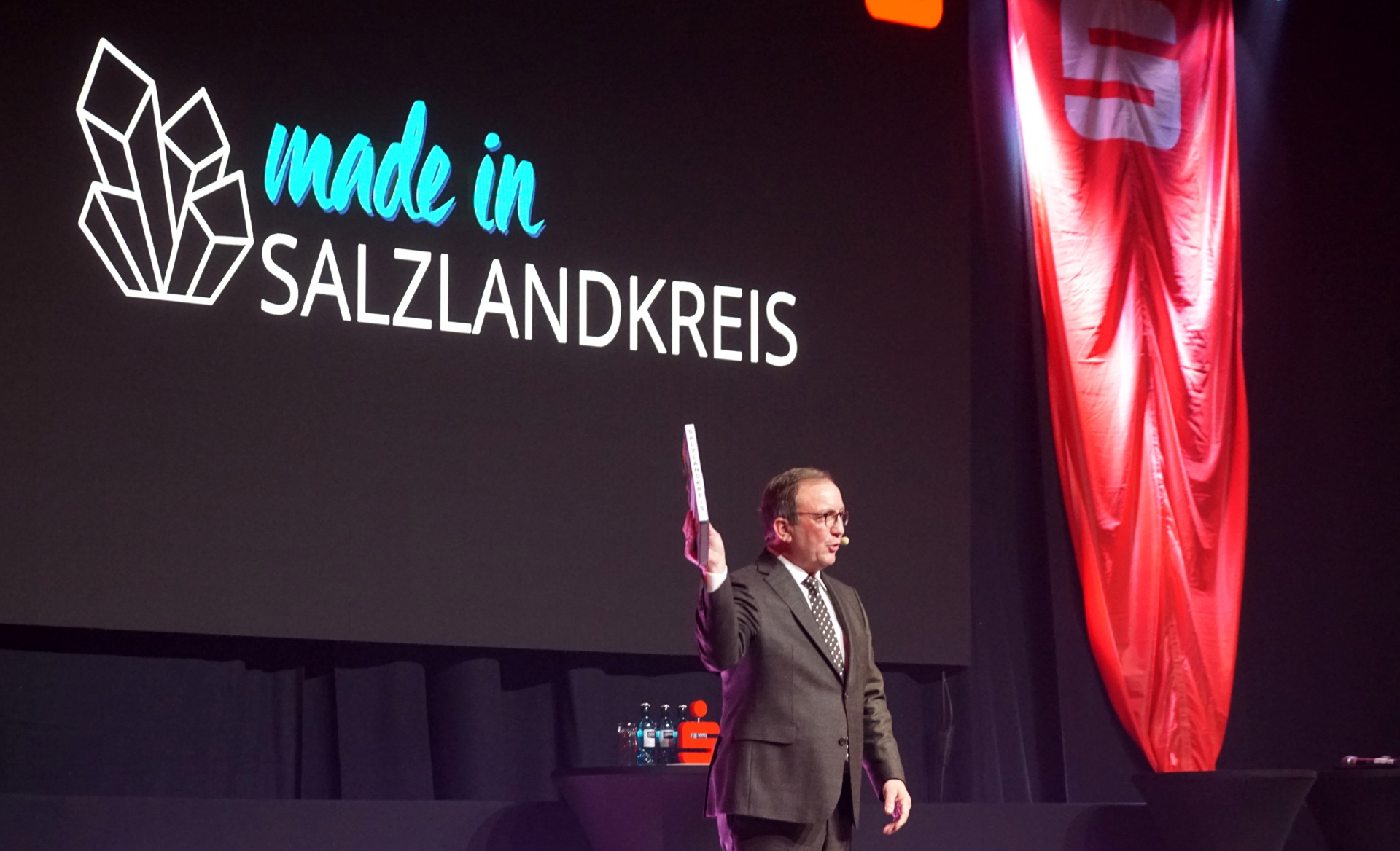 Le Landrat Markus Bauer présente le nouveau label "made in Salzlandkreis".