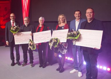 Les directeurs des caisses d'épargne Hans-Michael Strube (à g.) et Michael Haßkerl (à dr.) remettent chacun 1000 euros à l'association Lyrachor Aschersleben, au département danse de l'association Aktivleben, à l'association de soutien Katharinenschule Schneidlingen et à l'association Schöpfrad. Les directeurs des caisses d'épargne Hans-Michael Strube (à g.) et Michael Haßkerl (à dr.) remettent chacun 1000 euros à l'association Lyrachor Aschersleben, au département danse de l'association Aktivleben, à l'association de soutien Katharinenschule Schneidlingen et à l'association Schöpfrad.