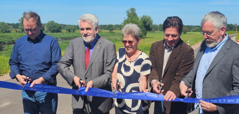 Armin Willingmann, la directrice du Landesbetrieb für Hochwasserschutz und Wasserwirtschaft (LHW) Martina Große-Sudhues, le maire de Barby Dr. Jörn Weinert lors de l'inauguration du dernier tronçon de la digue principale entre Calbe (Saale) et Barby.