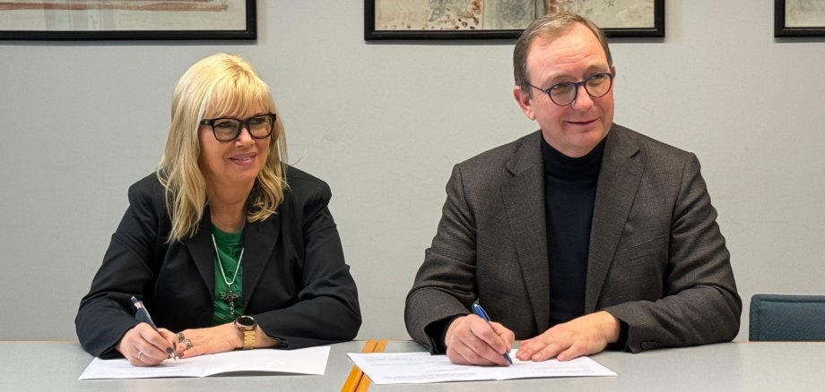 La maire Simone Borris et le Landrat Markus Bauer lors de la signature du contrat à l'hôtel de ville de Magdebourg
