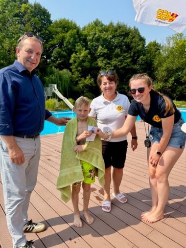 Markus Bauer, président du conseil départemental, en compagnie d'un des petits diplômés du programme « Seepferdchen », ainsi qu'Uta Krauß et Cindy Elle de l'ASB (de gauche à droite) Markus Bauer, président du conseil départemental, en compagnie d'un des petits diplômés du programme « Seepferdchen », ainsi qu'Uta Krauß et Cindy Elle de l'ASB (de gauche à droite)
