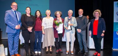 de gauche à droite : M. Bauer, Landrat Salzlandkreis ; membre de l'équipe du "Coffee to Stay" ; membre de l'équipe du Coffee to Stay ; Mme Dr. Silvia Ristow, maire de la ville de Bernburg (Saale) ; Mme Jeanne Colgan, lauréate du prix d'honneur ; membre de l'équipe du Coffee to Stay ; M. Wolf-Dietrich Hanzlik, directeur des services municipaux de Bernburg (Saale) ; Mme Katrin Block, déléguée à l'égalité des chances de la ville de Bernburg (Saale)