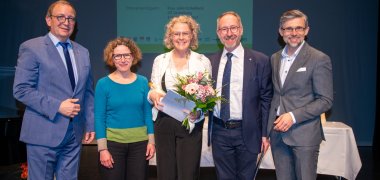 de gauche à droite : M. Markus Bauer, Landrat ; Mme Yvonne Ticay, déléguée à l'égalité des chances, Salzstadt Staßfurt ; Mme Julia Schellack, lauréate d'honneur ; M. Riccardo Achilles, premier représentant général du maire, Salzstadt Staßfurt