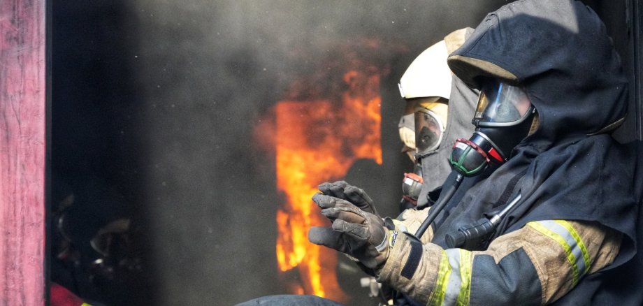 La photo montre des camarades pompiers lors d'un exercice d'incendie réel à Bernburg.