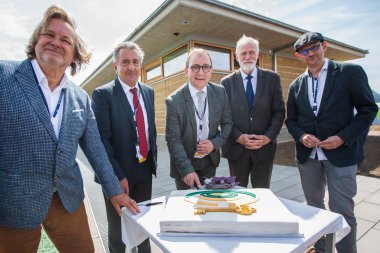 L'archéologue Harald Meller, le président du Landtag Dr. Gunnar Schellenberger, le Landrat Markus Bauer, le ministre d'État et de la Culture Rainer Robra et l'architecte Carsten Sußmann coupent symboliquement un gâteau avec le logo du sanctuaire circulaire lors de l'inauguration du TIZ.