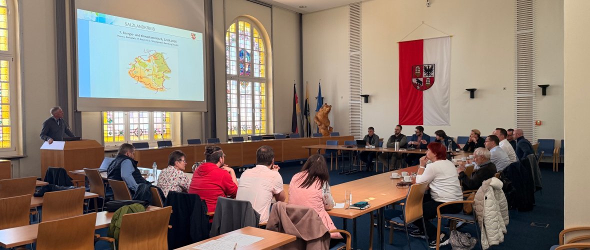 septième table ronde sur l'énergie et le climat Le 22 avril 2026, la septième table ronde sur l'énergie et le climat s'est tenue dans la salle de réunion du district à Bernburg (Saale).