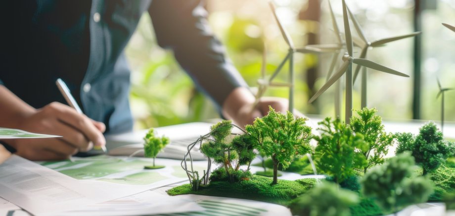 Personne travaillant sur un projet durable et écologique Personne travaillant sur un projet durable et écologique