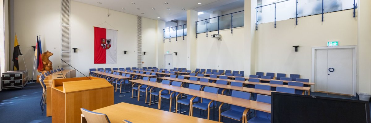 Salle de réunion du conseil d'arrondissement à Bernburg (Saale) Salle de réunion du conseil d'arrondissement à Bernburg (Saale)