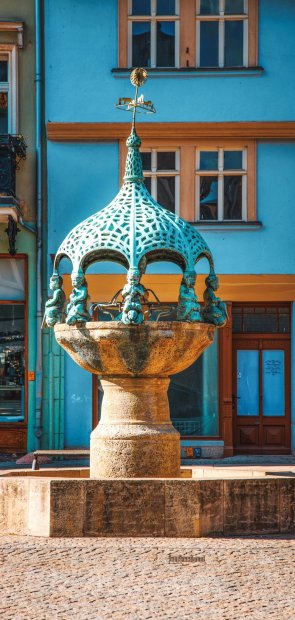La fontaine de la poule sur la place du marché d'Aschersleben