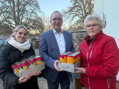 Das Bild zeigt Landrat Markus Bauer (M.) und Tierheimleiter Silvia Rupkalwies (r.) sowie Josefine Helmund vom Vorstand des Tierschutzvereins bei der Übergabe von Futterspenden für die Tiere. Das Bild zeigt Landrat Markus Bauer (M.) und Tierheimleiter Silvia Rupkalwies (r.) sowie Josefine Helmund vom Vorstand des Tierschutzvereins bei der Übergabe von Futterspenden für die Tiere.