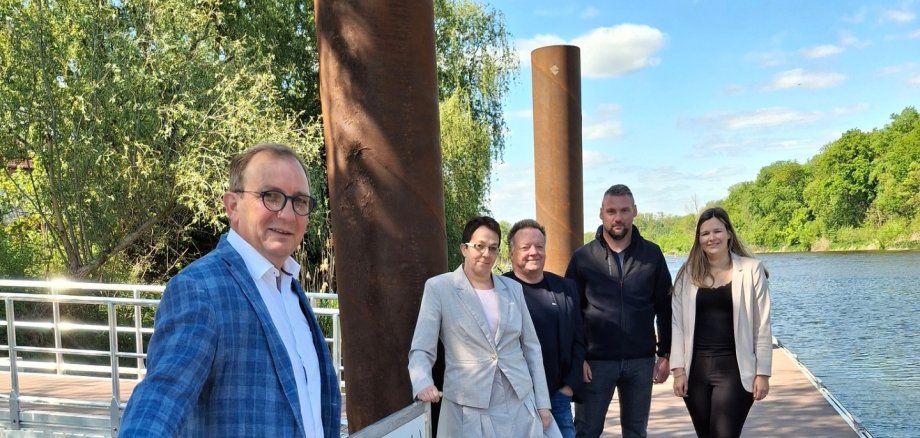 Das verbindende Element - Die Steganlage in Nienburg v.l.: Landrat Markus Bauer und Bürgermeisterin Susan Falke mit Landkreis-Fachdienstleiter Tilo Wechselberger, Bauleiter Martin Neubauer und Landkreis-Mitarbeiterin Luisa Brune auf Steganlage in Nienburg