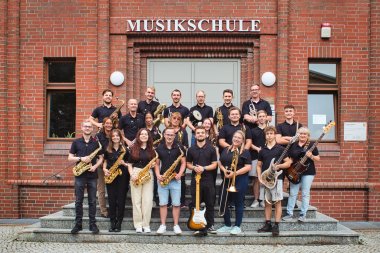 Bigband in Aschersleben vor der Kreismusikschule „Béla Bartók" Bigband in Aschersleben vor der Kreismusikschule „Béla Bartók"