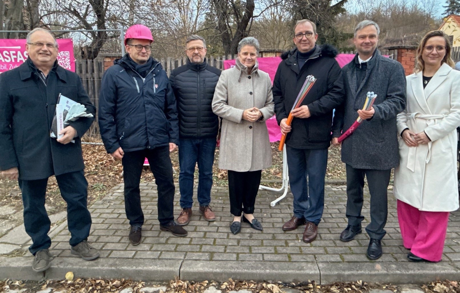 Frecklebens Ortsbürgermeister Frank Hänsgen, Andreas Meyer von der Deutschen Telekom, Infrastrukturministerin Dr. Lydia Hüskens, Landrat Markus Bauer und Ascherslebens Oberbürgermeister Steffen Amme (v.l.) bei der Freigabe in Freckleben am Mittwochnachmittag.