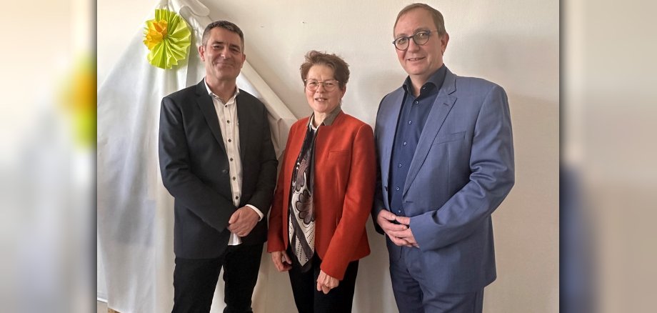 v. l.: Dr. Christian Lutter und Dr. Marina Bradtke mit Landrat Markus Bauer v. l.: Dr. Christian Lutter und Dr. Marina Bradtke mit Landrat Markus Bauer