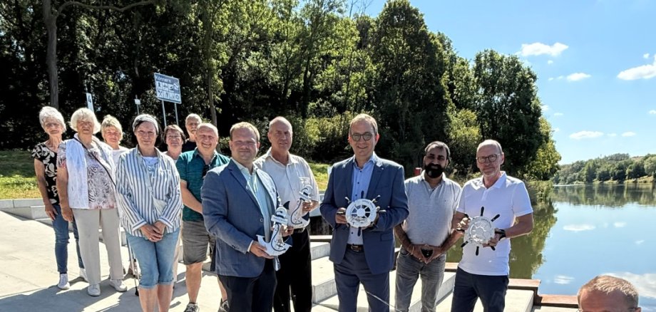 Landrat Markus Bauer (4.v.r.) und Könnerns Bürgermeister Martin Zbyszewski (6.v.r.) haben Anfang der Woche gemeinsam mit Bürgerinnen und Bürger aus der Stadt sowie Firmenvertreter den Saalesteg in der Nähe der Georgsburg bei Könnern freigegeben. Landrat Markus Bauer (4.v.r.) und Könnerns Bürgermeister Martin Zbyszewski (6.v.r.) haben Anfang der Woche gemeinsam mit Bürgerinnen und Bürger aus der Stadt sowie Firmenvertreter den Saalesteg in der Nähe der Georgsburg bei Könnern freigegeben.