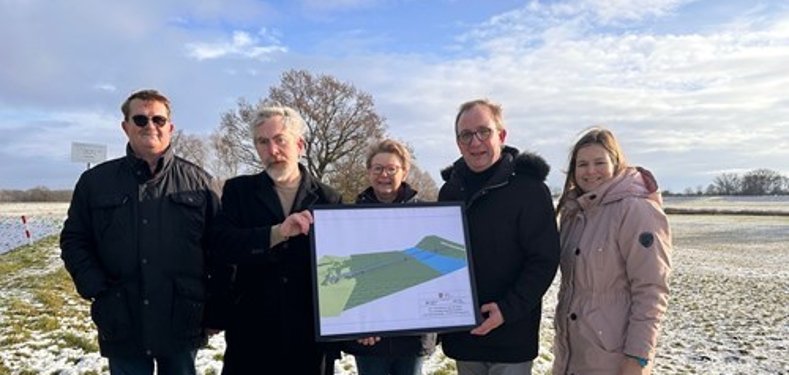 v.l.: Eckhard Henschel, Ortsbürgermeister von Tornitz, und Dr. Jörn Weinert, Bürgermeister der Stadt Barby, mit Landrat Markus Bauer und zwei Mitarbeiterinnen aus seinem Fachdienst Kreisentwicklung und Tourismus, Evelin Wolter und Luisa Brune. v.l.: Eckhard Henschel, Ortsbürgermeister von Tornitz, und Dr. Jörn Weinert, Bürgermeister der Stadt Barby, mit Landrat Markus Bauer und zwei Mitarbeiterinnen aus seinem Fachdienst Kreisentwicklung und Tourismus, Evelin Wolter und Luisa Brune.