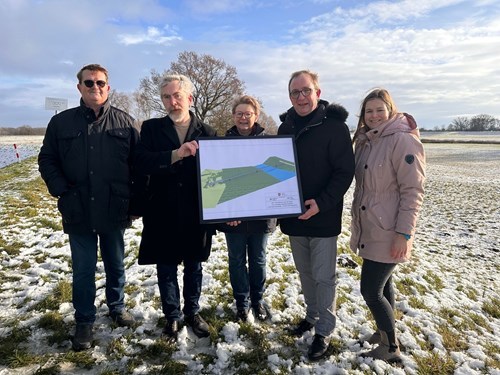 v.l.: Eckhard Henschel, Ortsbürgermeister von Tornitz, und Dr. Jörn Weinert, Bürgermeister der Stadt Barby, mit Landrat Markus Bauer und zwei Mitarbeiterinnen aus seinem Fachdienst Kreisentwicklung und Tourismus, Evelin Wolter und Luisa Brune.