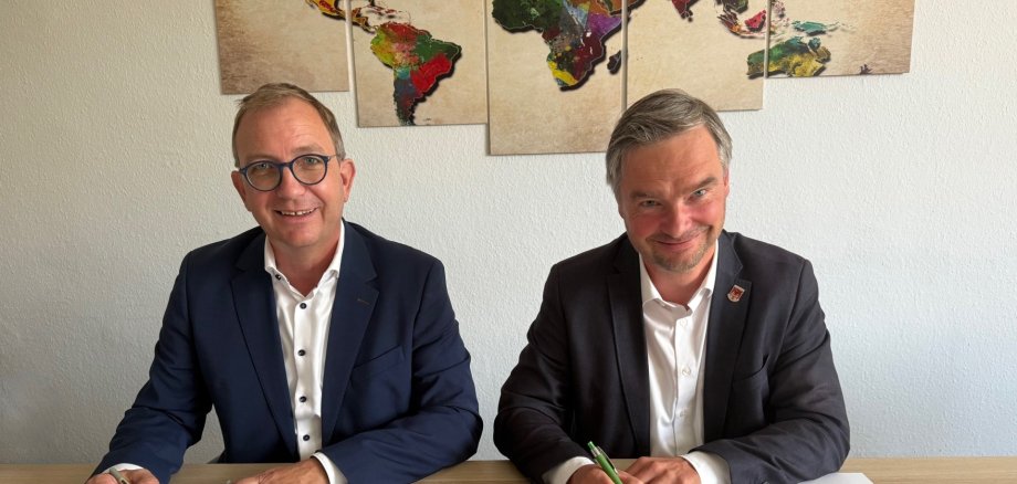 Landrat Markus Bauer (l.) und Ascherslebens Oberbürgermeister Steffen Amme bei der Vertragsunterschrift in Bernburg. Landrat Markus Bauer (l.) und Ascherslebens Oberbürgermeister Steffen Amme bei der Vertragsunterschrift in Bernburg.