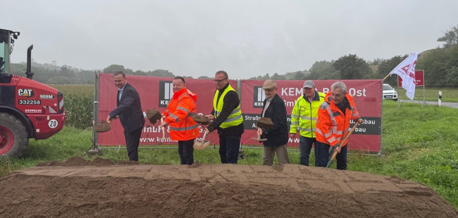 Ascherslebens Oberbürgermeister Steffen Amme, Fachdienstleiter Tilo Wechselberger, Jens Geelhaar, Zweigniederlassungsleiter KEMNA BAU Ost GmbH & Co. KG, Frecklebens Ortsbürgermeister Frank Hänsgen, Ralf Felgenträger vom Kreiswirtschaftsbetrieb des Salzlandkreises, und Michael Jahn, Geschäftsführer des Planungsbüros Magdeburg Ingenieurgesellschaft mbH GmbH, beim symbolischen Spatenstich an der Kreisstraße 1330 bei Freckleben. Ascherslebens Oberbürgermeister Steffen Amme, Fachdienstleiter Tilo Wechselberger, Jens Geelhaar, Zweigniederlassungsleiter KEMNA BAU Ost GmbH & Co. KG, Frecklebens Ortsbürgermeister Frank Hänsgen, Ralf Felgenträger vom Kreiswirtschaftsbetrieb des Salzlandkreises, und Michael Jahn, Geschäftsführer des Planungsbüros Magdeburg Ingenieurgesellschaft mbH GmbH, beim symbolischen Spatenstich an der Kreisstraße 1330 bei Freckleben.