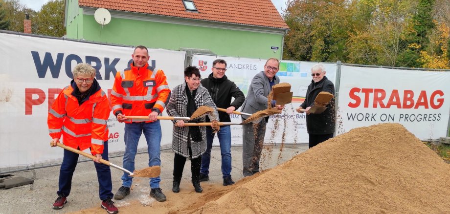 Das Foto zeigt Landrat Markus Bauer (2. v. r.) neben Bürgermeister Hendrik Mahrholdt und Ortsbürgermeisterin Ethel Muschalle-Höllbach (3. und 4. v. r.) mit Planer und einem Baufirmavertreter beim symbolischen Spatenstich. Auf dem Bild (ganz links) außerdem Landkreismitarbeiterin Evelin Wolter vom Fachdienst Kreis- und Wirtschaftsentwicklung und Tourismus. Das Foto zeigt Landrat Markus Bauer (2. v. r.) neben Bürgermeister Hendrik Mahrholdt und Ortsbürgermeisterin Ethel Muschalle-Höllbach (3. und 4. v. r.) mit Planer und einem Baufirmavertreter beim symbolischen Spatenstich. Auf dem Bild (ganz links) außerdem Landkreismitarbeiterin Evelin Wolter vom Fachdienst Kreis- und Wirtschaftsentwicklung und Tourismus.