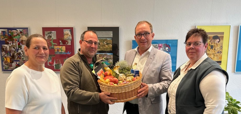 Katharina Elwert (v.l.) vom Bauernverband Salzland, Frank Herrmann, Landrat Markus Bauer und Diana Borchert vom Bauernverband Nordharz mit dem Erntekorb im Büro des Landrats in Bernburg. Katharina Elwert (v.l.) vom Bauernverband Salzland, Frank Herrmann, Landrat Markus Bauer und Diana Borchert vom Bauernverband Nordharz mit dem Erntekorb im Büro des Landrats in Bernburg.