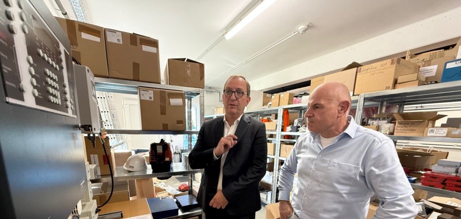 Landrat Markus Bauer (l.) lässt sich von Geschäftsführer Ralph Groth das Portfolio der Firma erläutern. Landrat Markus Bauer (l.) lässt sich von Geschäftsführer Ralph Groth das Portfolio der Firma erläutern.