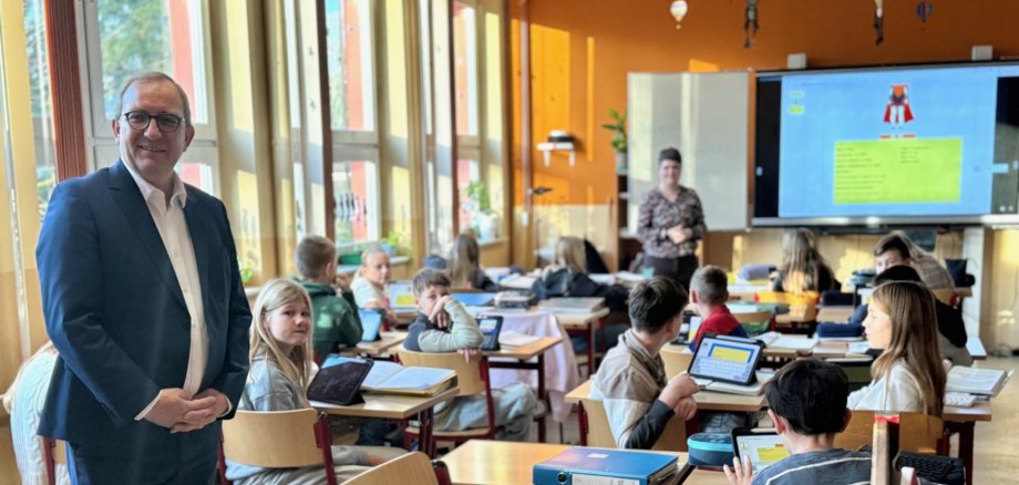 Landrat Markus Bauer (l.) beim Besuch einer fünften Klasse im Englisch-Unterricht an der freien Sekundarschule „LebenLernen“ in Schneidlingen. Schulleiterin Elke Atzler (nicht im Bild) hatte ihn eingeladen. Landrat Markus Bauer (l.) beim Besuch einer fünften Klasse im Englisch-Unterricht an der freien Sekundarschule „LebenLernen“ in Schneidlingen. Schulleiterin Elke Atzler (nicht im Bild) hatte ihn eingeladen.
