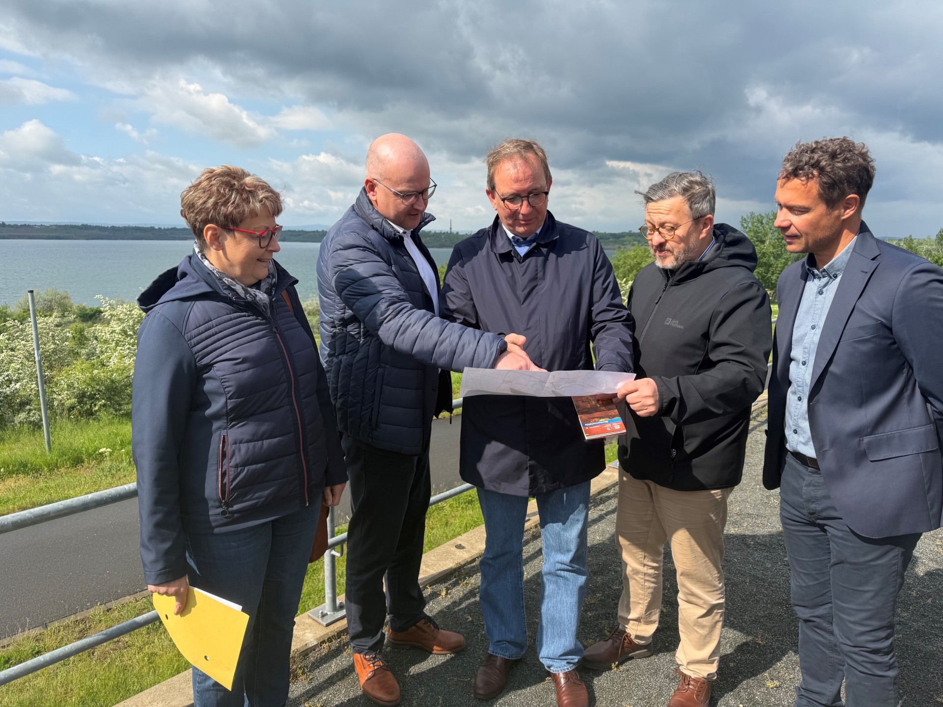 An der Seepromenade in Schadeleben sprach Landrat Markus Bauer über die neuen Möglichkeiten beim R1-Ausbau mit Bürgermeister Robert Käsebier, René Walliser, Geschäftsführer der Seeland GmbH, Detlef Gürth, Landtagsabgeordneter, und Evelyn Wolter vom Fachdienst Kreis- und Wirtschaftsentwicklung und Tourismus.