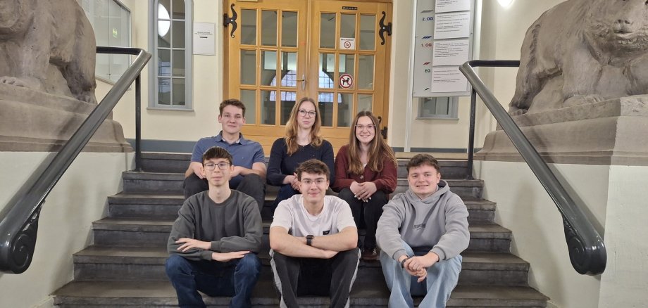 Das Foto zeigt die Azubis des 1. Ausbildungsjahres, die die teilnehmenden Mädchen und Jungs beim Salzlandkreis durch den Tag begleiten wollen.