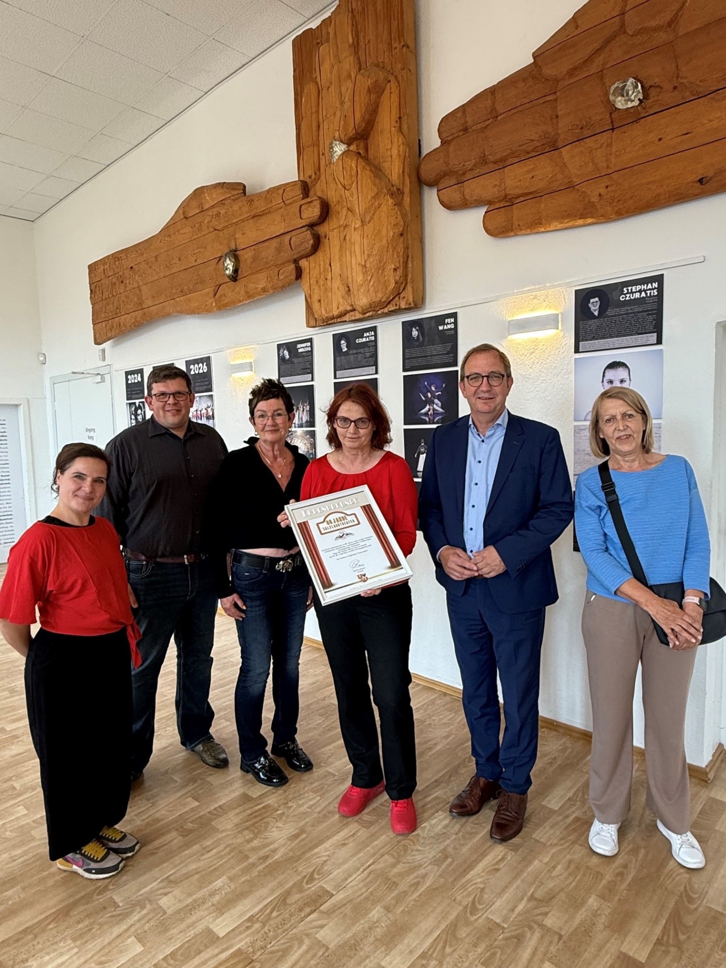 Landrat Markus Bauer (2. v. r.), Bianca Görke, Vorsitzende des Theaterfördervereins (3. v. r.) und Theaterleiter Stephan Czuratis (2. v. l.) mit weiteren führenden Repräsentanten beim Besuchstermin in Staßfurt