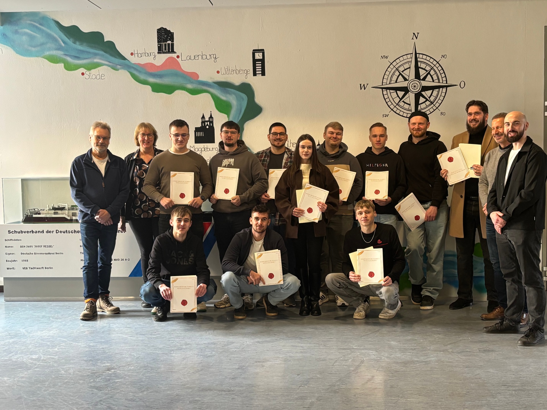 Elf junge Kapitäne und eine Kapitänin der Binnenschifffahrt erhielten ihre Urkunden von Bildungsgang-Teamleiter Volker Jödicke und Klassenlehrer Philipp Höhle (auf dem Bild v. r.) sowie Ausbildungsleiter Jörg Krumm und Schulleiterin Astrid Mann (v. l.).