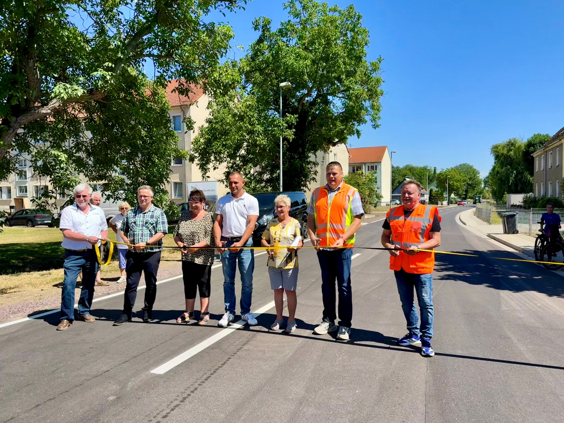 Auf dem Foto von der offiziellen Verkehrsfreigabe durch den Salzlandkreis (von links): Joannes Lübbers, Frank Stehning (Stadt Hecklingen), Ethel-Maria Muschalle-Höllbach, Christian Rachow (STRABAG), Ilona Klamm (Anwohnerin), Marcus Hupel (KWB) und Tilo Wechselberger.