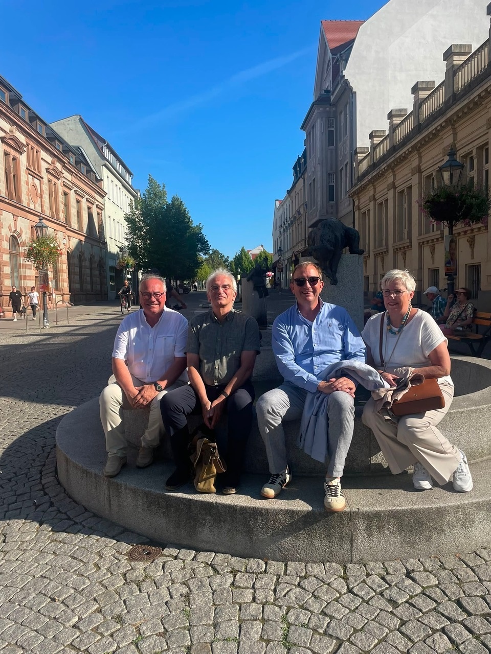 Worpswedes Bürgermeister Stefan Schwenke (im Bild links) in Bernburg mit Landrat Markus Bauer (3. v. l.) vor einer Bronzefigur der „Stillen Post“