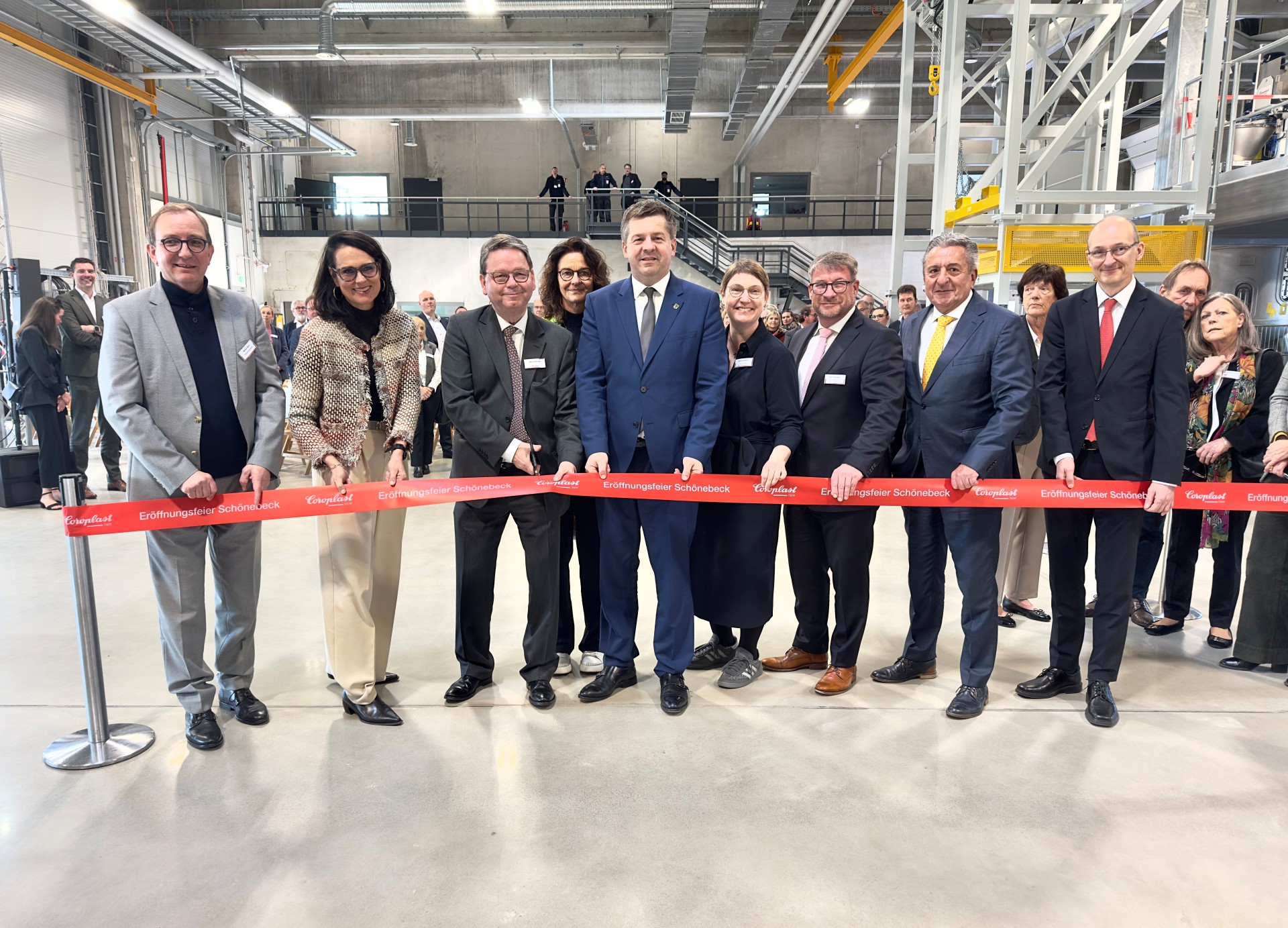 Neuer Produktionsstandort der Coroplast Group in Schönebeck (Elbe) - v.l.: Markus Bauer, Landrat des Salzlandkreises, Natalie Mekelburger, CEO der Coroplast Group, Marcus Söhngen, COO und Geschäftsführer der Coroplast Group, Andrea Voss, Senior Projektmanagerin IMG, Sven Schulze, Ministerpräsident des Landes Sachsen-Anhalt, Stefanie Pötzsch, Staatssekretärin im Ministerium für Wirtschaft, Tourismus, Landwirtschaft und Forsten des Landes Sachsen-Anhalt, Bert Knoblauch, Oberbürgermeister der Stadt Schönebeck, Gunnar Schellenberger, Landtagspräsident Sachsen-Anhalt, Dr. Robert Franke, Geschäftsführer der IMG