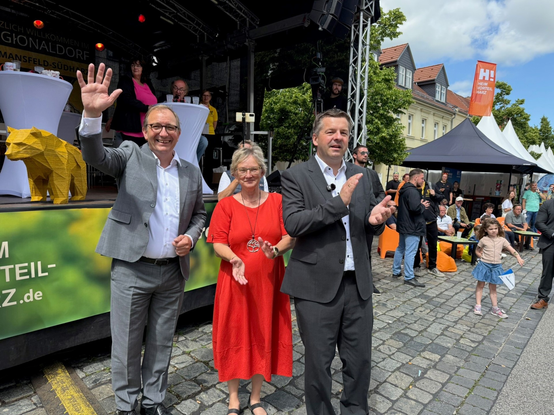 v.l.: Landrat Markus Bauer, Bernburgs Oberbürgermeisterin Dr. Silvia Ristow und Sachsen-Anhalts Ministerpräsident Sven Schulze