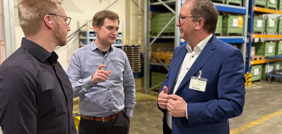 Landrat Markus Bauer (r.) im Gespräch mit Thorsten Schneider (Mitte) von der Geschäftsleitung des Werkes in Brumby. Landrat Markus Bauer (r.) im Gespräch mit Thorsten Schneider (Mitte) von der Geschäftsleitung des Werkes in Brumby.