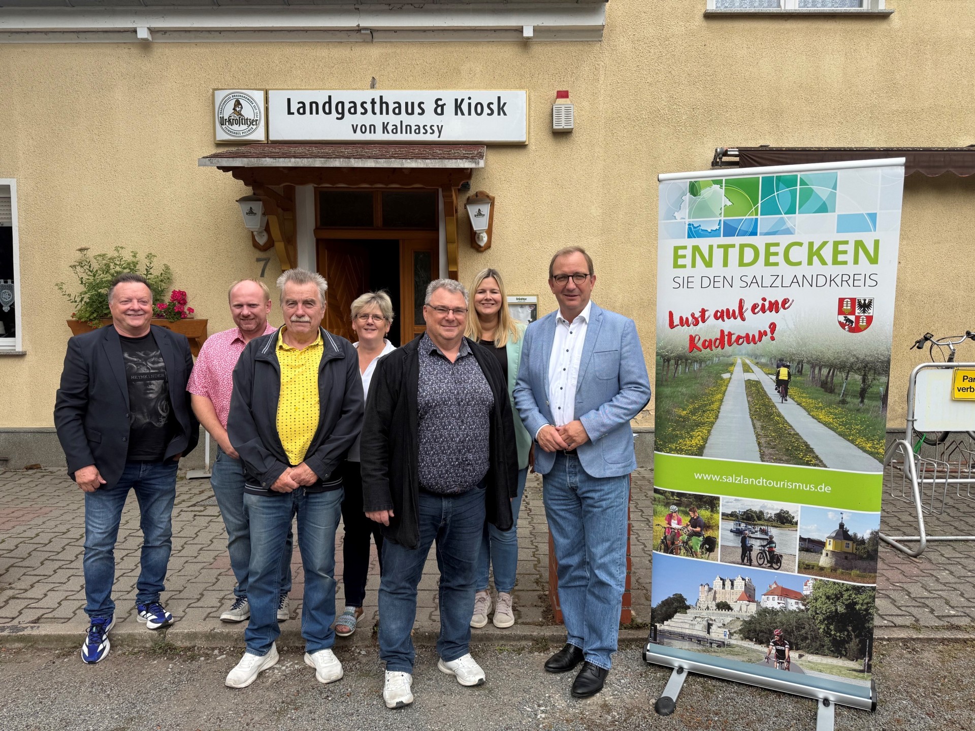 Das Bild zeigt Landrat Markus Bauer (r.) und Güstens Bürgermeister Michael Kruse bei der Verkündigung des gemeinsamen Bauprojekts.