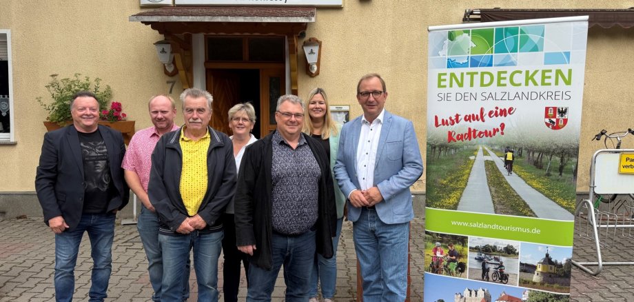 Das Bild zeigt Landrat Markus Bauer (r.) und Güstens Bürgermeister Michael Kruse bei der Verkündigung des gemeinsamen Bauprojekts. Das Bild zeigt Landrat Markus Bauer (r.) und Güstens Bürgermeister Michael Kruse bei der Verkündigung des gemeinsamen Bauprojekts.