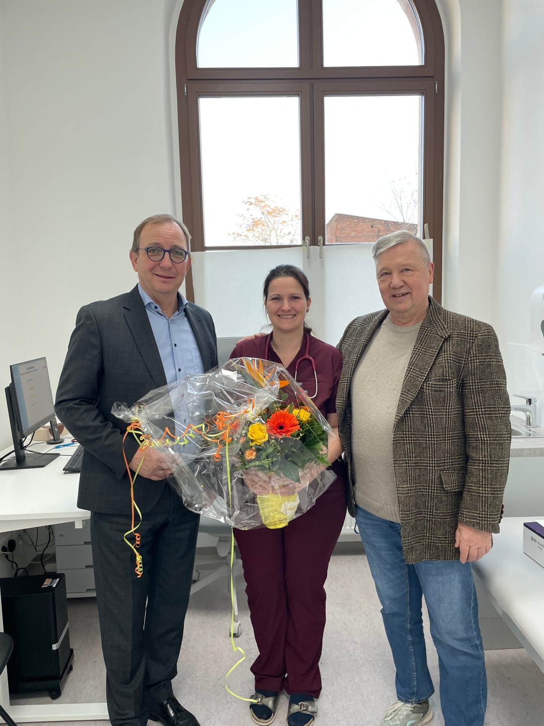 Das Foto zeigt die neue Hausärztin in Bernburg, Friederike Schönburg-Liedtke, mit Landrat Markus Bauer und Professor Gerd Meißner (im Bild rechts).