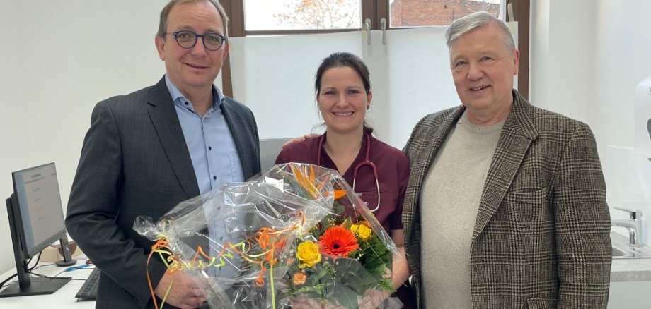Das Foto zeigt die neue Hausärztin in Bernburg, Friederike Schönburg-Liedtke, mit Landrat Markus Bauer und Professor Gerd Meißner (im Bild rechts). Das Foto zeigt die neue Hausärztin in Bernburg, Friederike Schönburg-Liedtke, mit Landrat Markus Bauer und Professor Gerd Meißner (im Bild rechts).