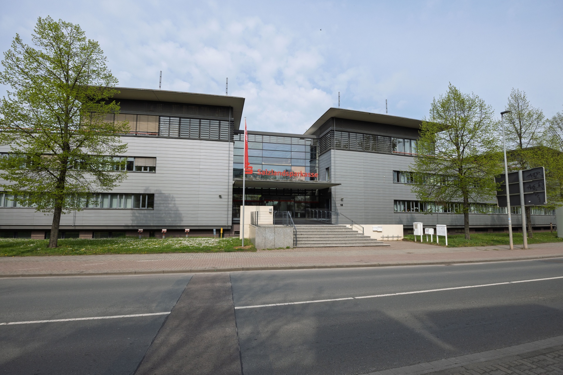 Eingang zum „Sparkassenschiff“ in der Lehrter Straße 15, Staßfurt